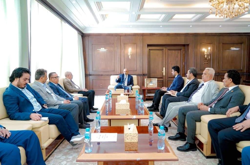 الرئيس الزُبيدي يترأس اجتماعا لبحث حلول عاجلة لوقف التدهور المتسارع للأوضاع الاقتصادية والخدمية