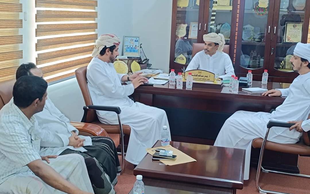 الوكيل بدر كلشات يلتقي لجنة مهرجان المهرة التراثي للمزاينة