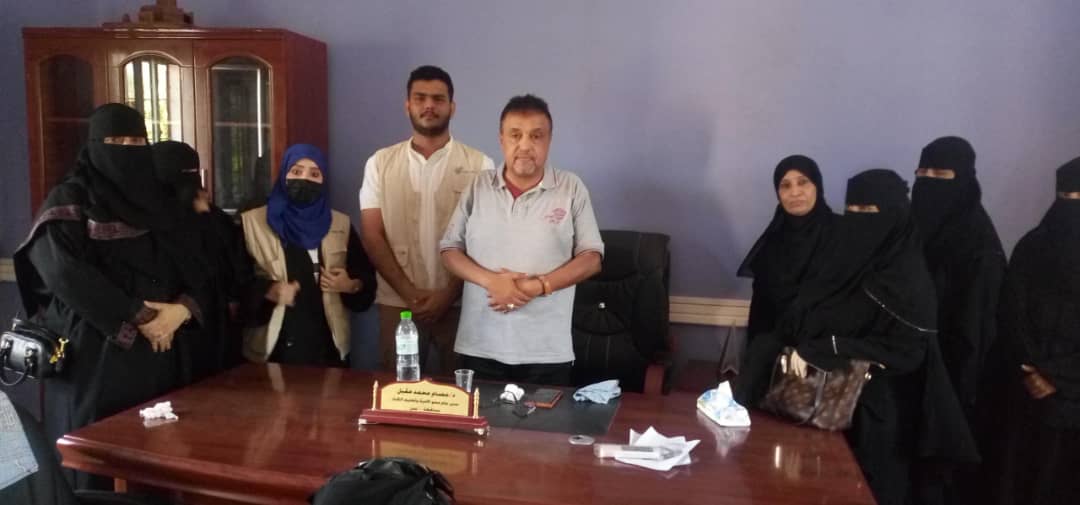 منظمة بيور هاندز توزع مساعدات ايوائية لموظفي ومتعاقدات  محو الأمية عدن