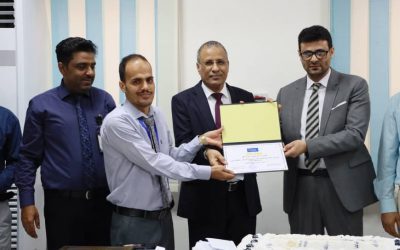 رئيس (كاك بنك) يكرم الموظفين المثاليين في البنك بمناسبة عيد العمال العالمي.