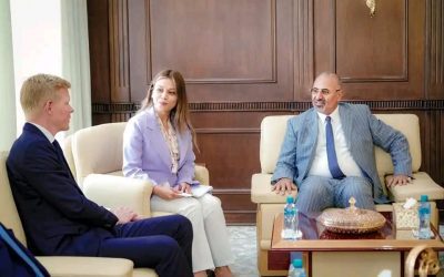 الرئيس القائد عيدروس الزُبيدي يستقبل مبعوث الأمين العام للأمم المتحدة ونائبه