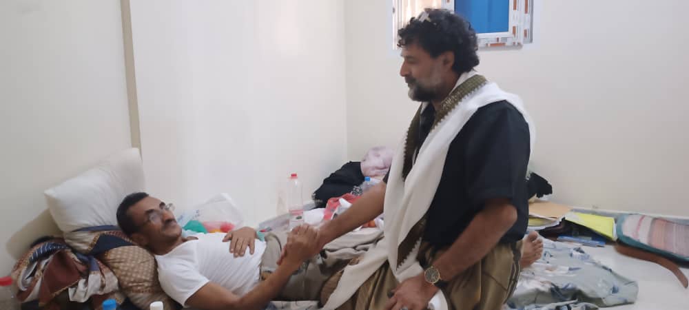 القائد ابو همام يزور عضو الجمعية الوطنية عبدالرقيب الشنبكي للاطمئنان على صحته