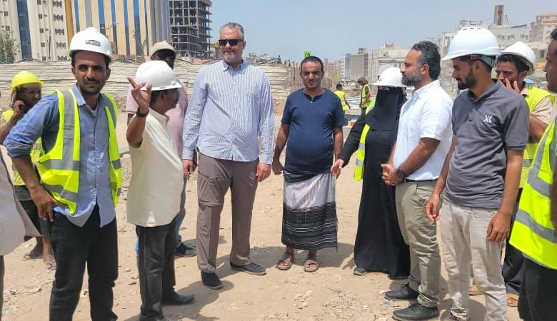 الماس يتفقد العمل في مشروع إعادة تأهيل الطريق المزدوج مابين دواري السفينه وبنك عدن