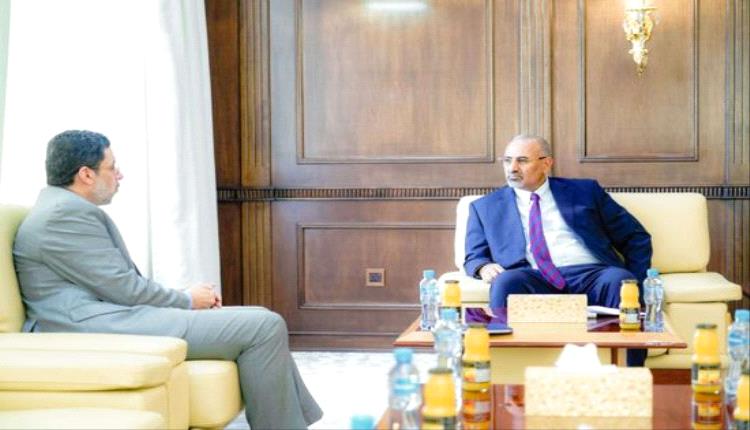الرئيس الزُبيدي يشدد على ضرورة اضطلاع الحكومة بمسؤولياتها في انتشال الوضع الاقتصادي والخدمي