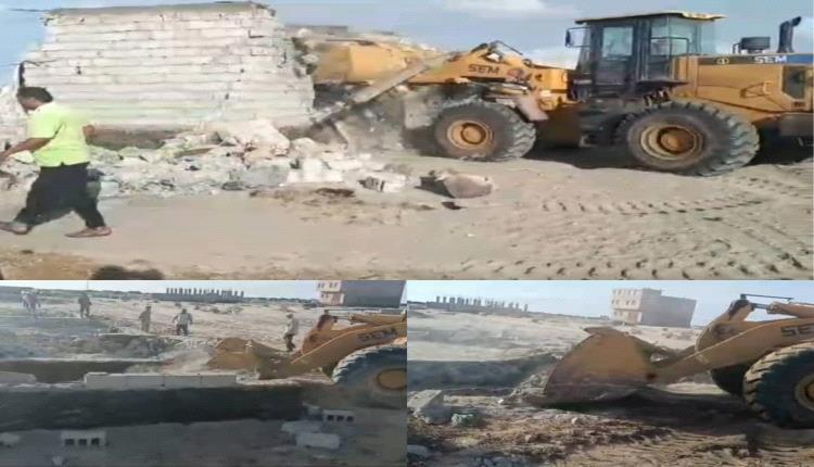 وحدة حماية الأراضي تزيل بناء عشوائي في أرضية مدرسة حكومية بعدن