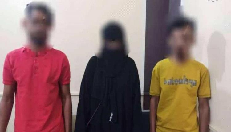 إدارة مكافحة المخدرات بعدن تضبط امرأة وشابين بحوزتهم حبوب مخدرة في خورمكسر