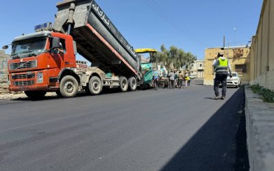 تواصل أعمال سفلتة طريق سوق السلام _ منصة الاحتفالات في لحج