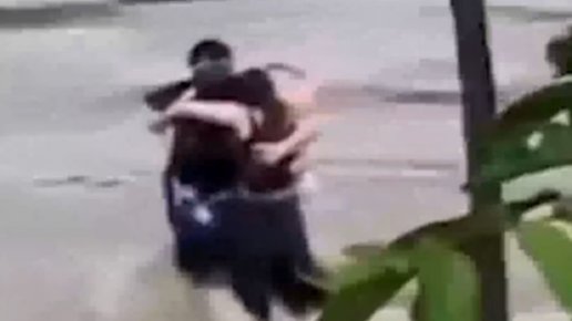 عناق الوداع.. لقطة مأساوية لـ3 شبان قبل أن يبتلعهم النهر