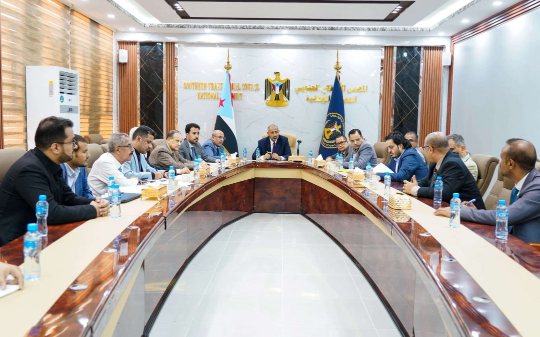 الرئيس الزُبيدي يشدد على سرعة تنفيذ المصفوفة المنبثقة عن الاجتماع الاستثنائي لمجلس الوزراء