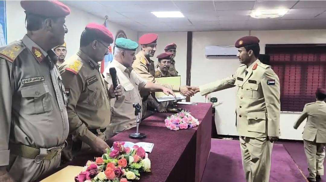 قيادة القوات البرية الجنوبية تنظم حفل تُكريم الدفعة الأولى ضباط كلية زايد العسكرية