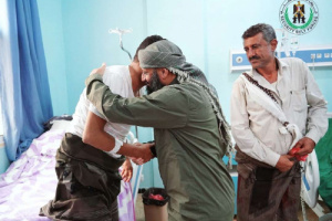 القائد العام لقوات الحزام الأمني يطمئن على صحة القيادي سمير مهلب ومرافقه