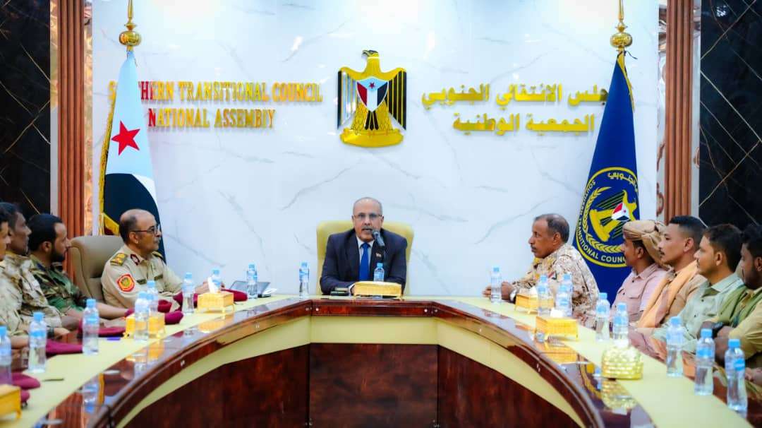 الكثيري يلتقي عدداً من ضباط النخبة الحضرمية المنخرطين في معهد تدريب وتأهيل القادة بالعاصمة عدن