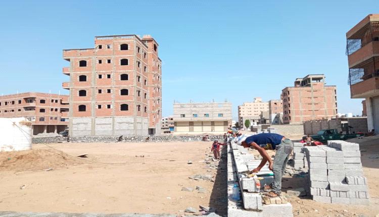 وحدة حماية الأراضي بعدن تنفذ نزول لحماية مستثمر يتعرض لمضايقات من بلاطجة مسلحين
