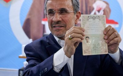 الرئيس الإيراني السابق محمود نجاد الذي شغل المنصب لولايتين متتاليتين يقدم ترشيحه للانتخابات الرئاسية المقبلة