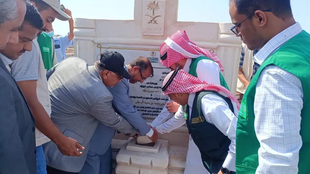 الوزير الزعوري ونائب محافظ عدن ، يضعان حجر أساس مشروع مركز الاطفال ذوي الاعاقة بمدينة الشيخ عثمان.
