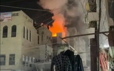 حريق هائل يشب في محل تجاري للأقمشة في الشيخ عثمان بالعاصمة عدن