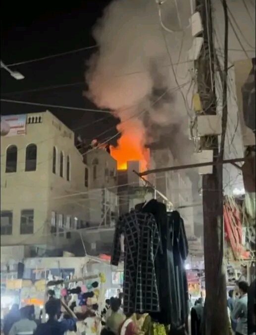 حريق هائل يشب في محل تجاري للأقمشة في الشيخ عثمان بالعاصمة عدن