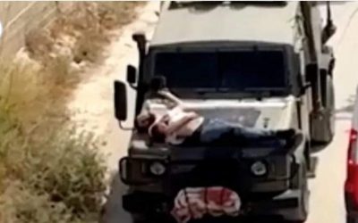 قوات إسرائيلية تقيد فلسطينيا جريحا فوق مقدمة عربة عسكرية.. والجيش يعلق