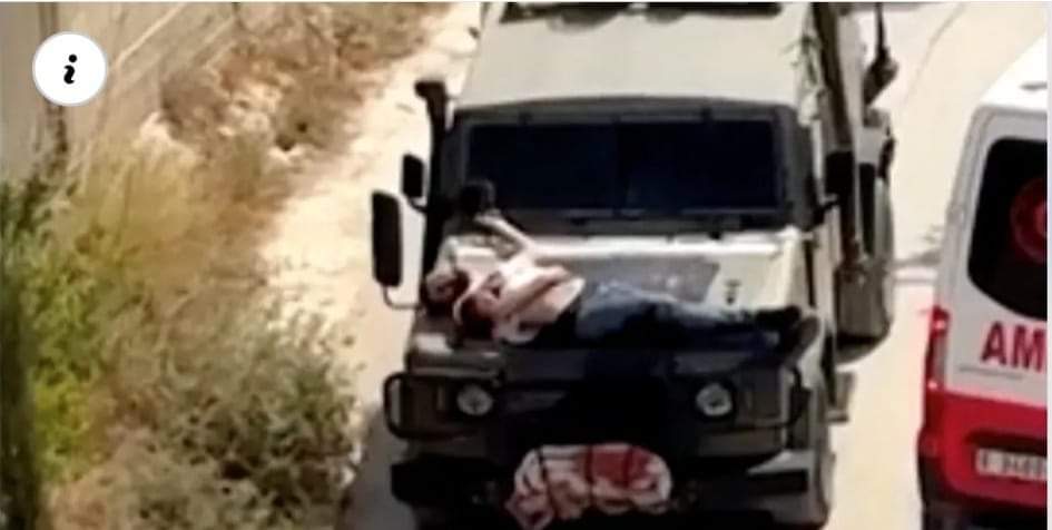 قوات إسرائيلية تقيد فلسطينيا جريحا فوق مقدمة عربة عسكرية.. والجيش يعلق