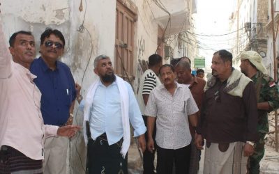 المدير العام لمديرية مدينة المكلا يتفقد سير العمل في تنكيس المبنى السكني المنهار بحي السلام