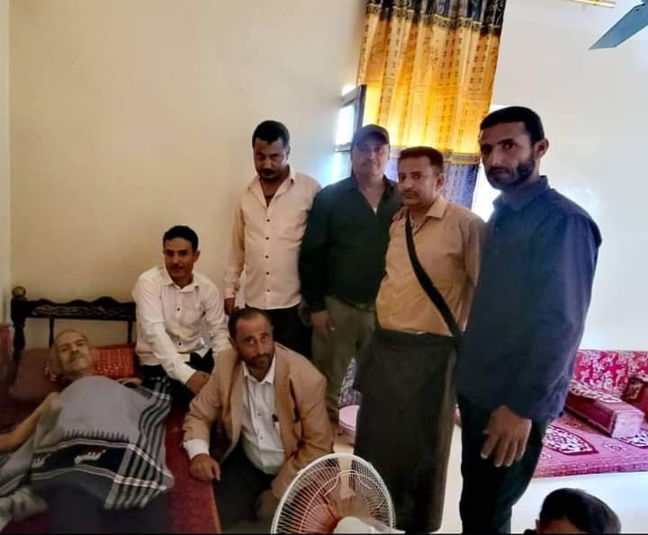 قيادة مجلس نقابة الصحفيين والإعلاميين الجنوبيين بالضالع تزور الصحفي “قائد دربان ” للإطمئنان على صحته