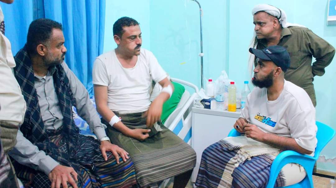 السيد والشنيني يطمئنان على صحة القيادي سمير مهلب ومرافقه عقب تعرضهما لتفجير إرهابي