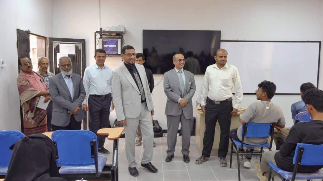 الوكيل لمروق يدشن الإمتحانات النهائية في كلية الطب والعلوم الصحية بجامعة شبوة.