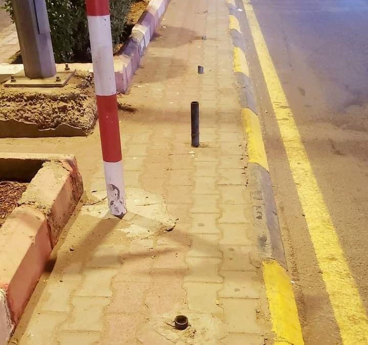 شكاوى من مخلفات حماية على طريق المشاة أمام سوق الحجاز في المنصورة