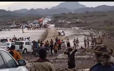 أمطار غزيرة تجرف سيارة وتُعطل حركة السير في الملاح.