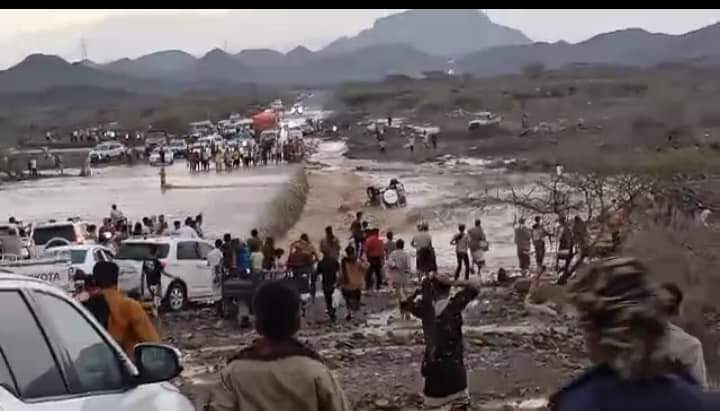 أمطار غزيرة تجرف سيارة وتُعطل حركة السير في الملاح.
