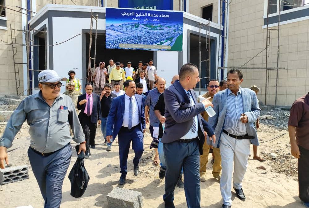 محافظ أبين يتفقد سير  العمل والانجاز  في أكبر مشروع استثماري على ساحل البحر العربي .*