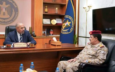 الرئيس الزُبيدي يطّلع من وزير الدفاع على مستجدات الأوضاع الميدانية في جبهات القتال