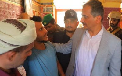 وجه بتوفير سكن.. احمد لملس ومؤمن السقاف يطمئنان على احوال الاسر المنكوبة جراء انهيار منزلهم في كريتر