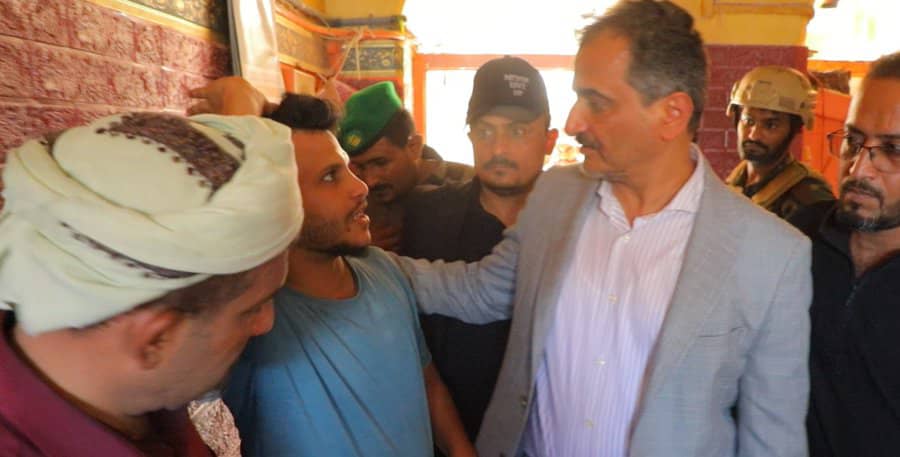 وجه بتوفير سكن.. احمد لملس ومؤمن السقاف يطمئنان على احوال الاسر المنكوبة جراء انهيار منزلهم في كريتر