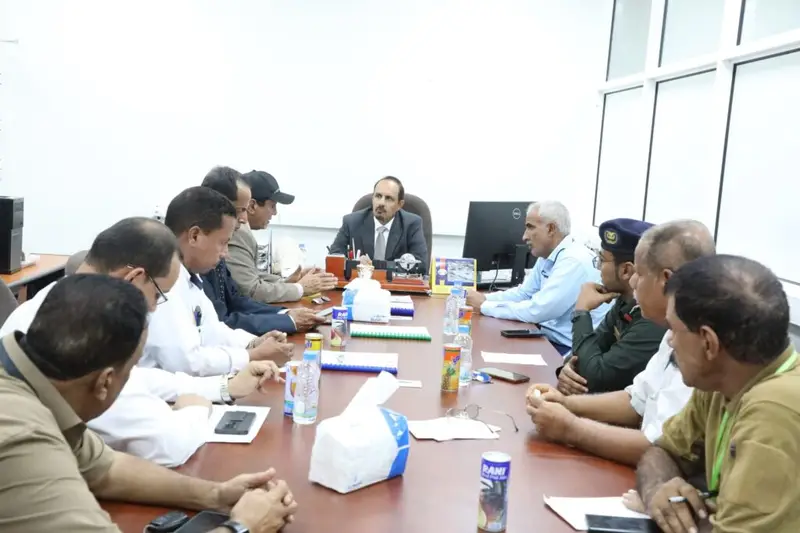 محافظ حضرموت يرأس اجتماعًا لتعزيز جاهزية مطار الريان لاستقبال الرحلات الخارجية