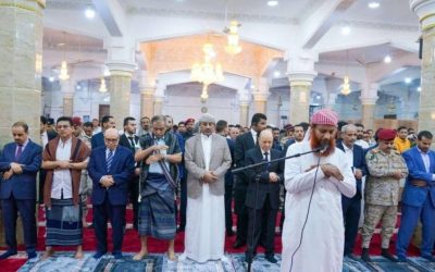 الرئيس الزُبيدي يؤدي صلاة عيد الأضحى في جامع الرئاسة بمعاشيق