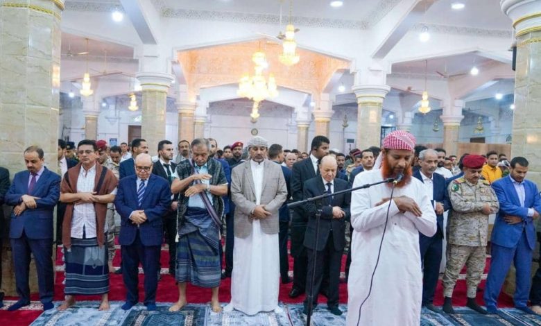 الرئيس الزُبيدي يؤدي صلاة عيد الأضحى في جامع الرئاسة بمعاشيق