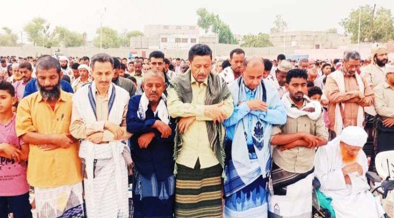 رئيس انتقالي أبين يؤدي صلاة عيد الأضحى مع جموع المواطنين بمدينة زنجبار