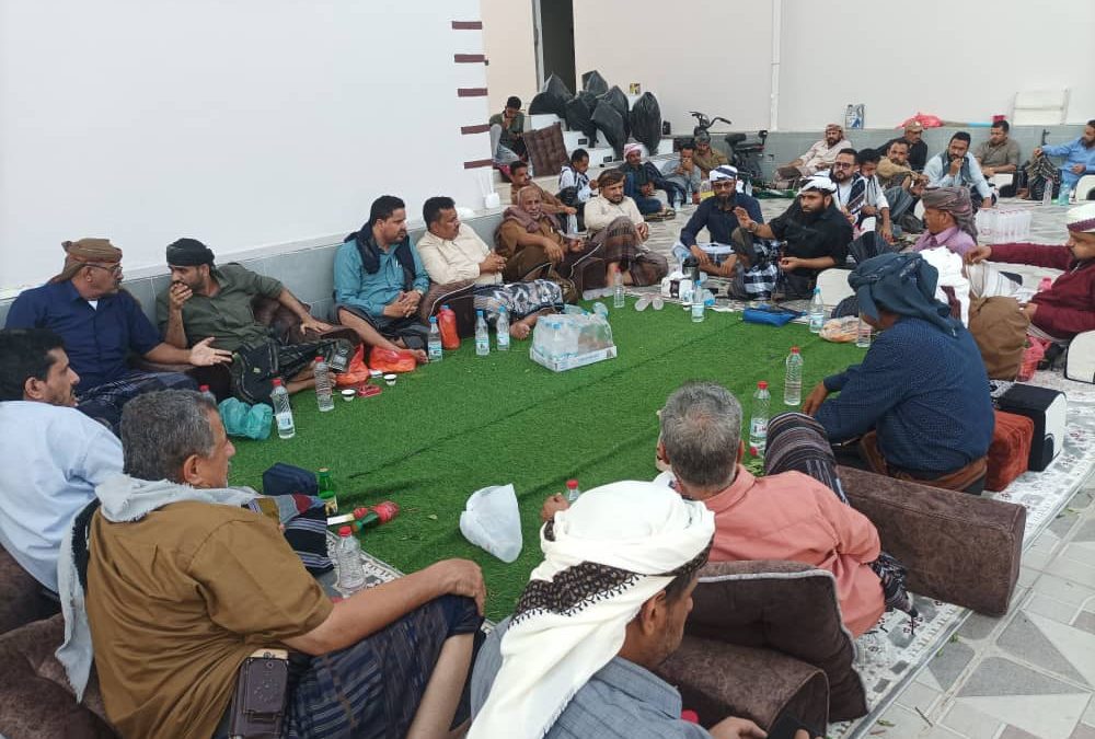 الشيخ نزار الوجية يؤدي واجب العزاء للعميد المشوشي  في مقتل ابن شقيقته على يد عناصر خارجة عن القانون في بئر احمد.