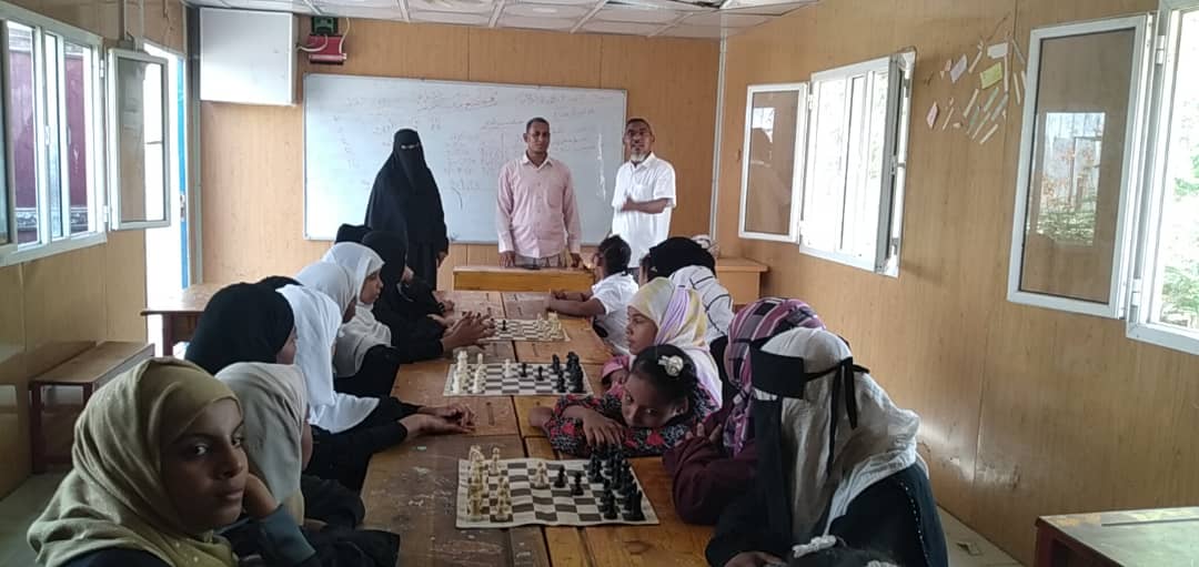 استعدادا لإقامة المركز الصيفي للبنات بأبين : تدشين التدريبات بلعبة الشطرنج بمجمع الفتح للبنات بخنفر..