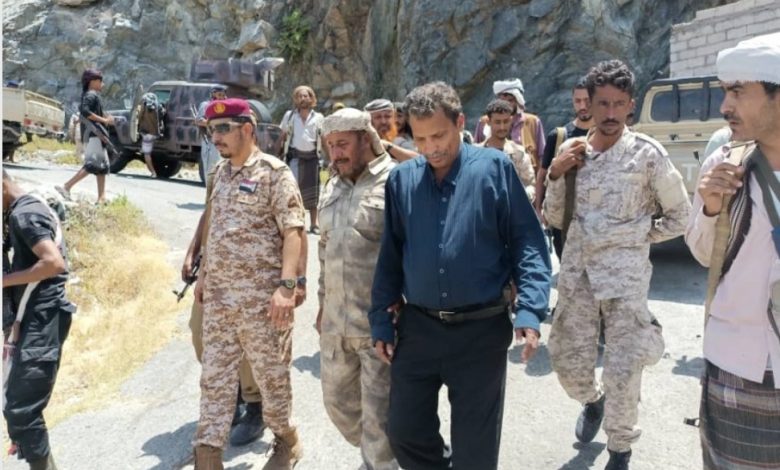 محافظ ابين وقائد المنطقة العسكرية الرابعة يتفقدان الأبطال المرابطين في جبهة ثرة