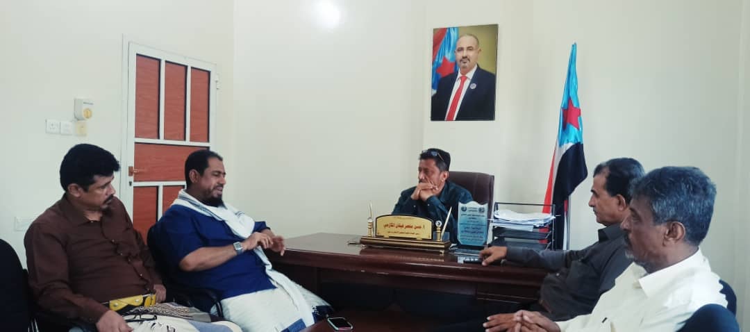رئيس انتقالي أبين يناقش مع مدير الإعلام بالمحافظة ومديري زنجبار وخنفر تداعيات مواجهة وباء الكوليرا في المحافظة