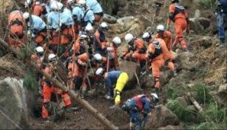 فقدان 8 أشخاص جراء انهيار أرضي بسبب أمطار غزيرة وسط الصين