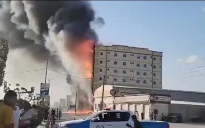 نشوب حريق هائل بفندق قيد انشاءه في عتق