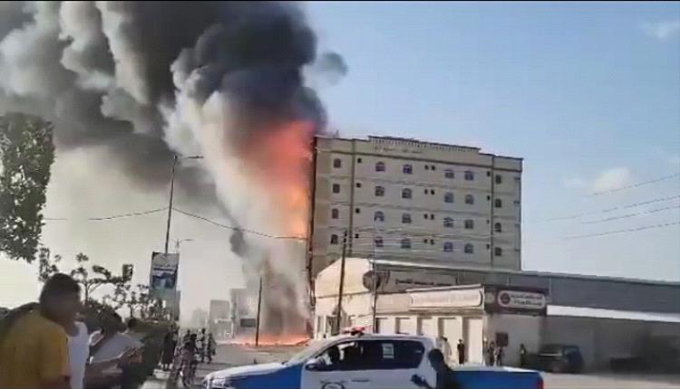نشوب حريق هائل بفندق قيد انشاءه في عتق