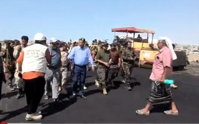 محافظ أبين يدشن العمل في سفلتته دائري شقره ويتفقد سير العمل في  طريق العرقوب.