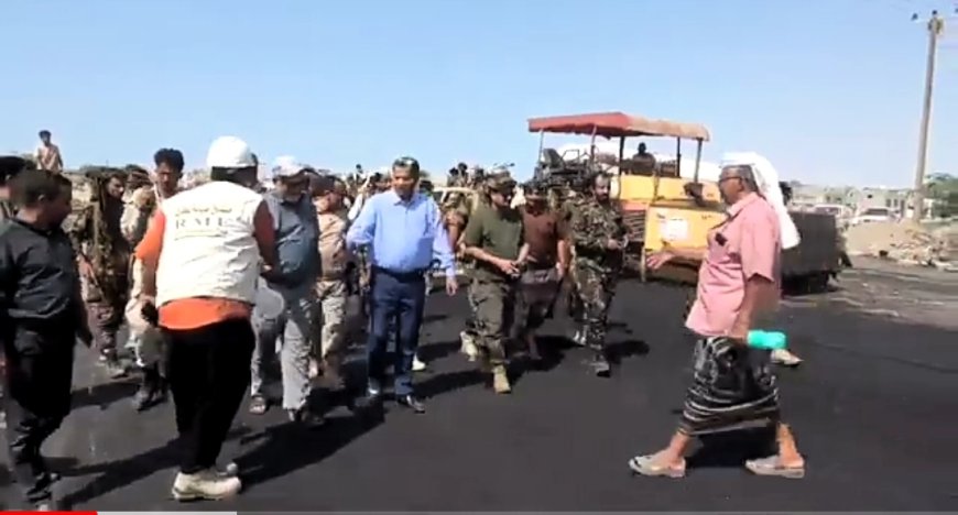 محافظ أبين يدشن العمل في سفلتته دائري شقره ويتفقد سير العمل في  طريق العرقوب.