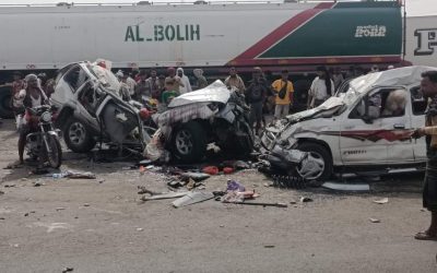 صور مروعة عن حادث مروري شنيع على طريق لحج/عدن