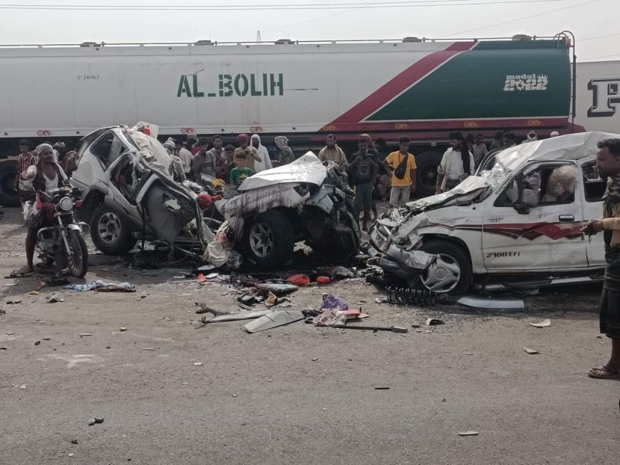 صور مروعة عن حادث مروري شنيع على طريق لحج/عدن