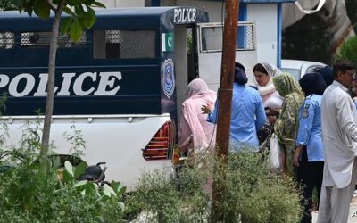 باكستان.. مداهمة المقر العام لحزب عمران خان